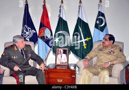 Vorsitzender der Joint Chiefs Of Staff Committee (JCSC), spricht Gen.Khalid Shamim Wynne mit Col.Gen.Alexander Postnikov, c- Stockfoto