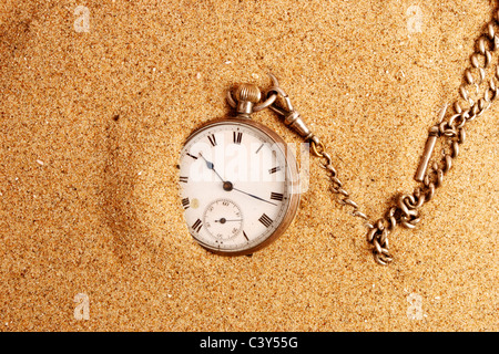 Antike Taschenuhr auf sand Stockfoto