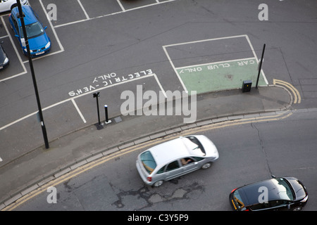 Parken und laden Raum für Elektrofahrzeuge und Auto Club-Mitglieder nur in Newcastle Upon Tyne Stockfoto