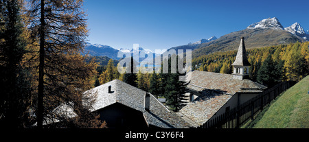 Champfèr, Dorf, Dächer, Kirche, Landschaft, Herbst, Tal, Alpen, Berge, See, Meer, Oberengadin, Engadin, Kanton Graubund Stockfoto