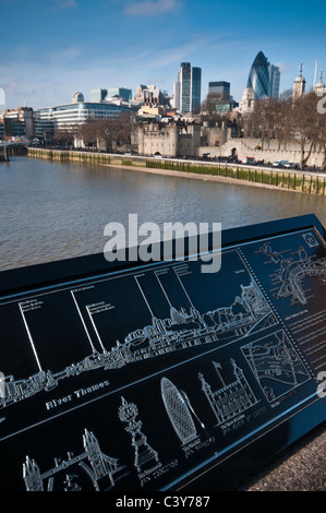 Tourist-Information zeigt verschiedene Sehenswürdigkeiten entlang der Themse, London, UK Stockfoto