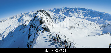 Skigebiet Gemsstock, Übersicht, Skifahrer, Ski, Skifahren, Snowboard, Wintersport, Berge, Alpen, Schnee, Landschaft, Winter, Kanton Ihre Stockfoto