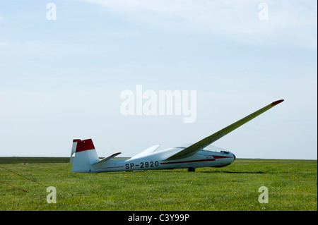 Gleitschirm vor Beginn, Rasen-Flugplatz in Bielsko-Biala, Polen Stockfoto