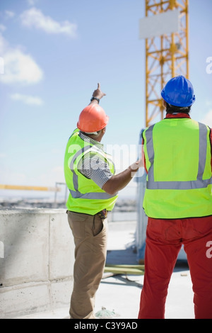 Arbeitnehmer, die Inspektion ein Baugrundstück Stockfoto