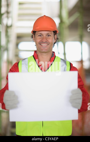 Arbeitnehmer mit einem leeren Blatt Papier Stockfoto