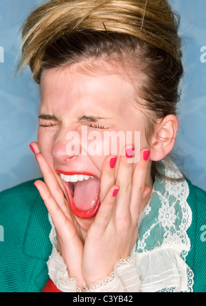 Junge Frau schreit Hände, Gesicht Stockfoto