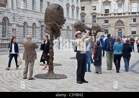 London, Somerset House Ai Weiweis Circle of Animals Installation Mai 2011 Stockfoto