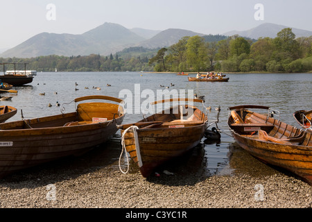 Familien Ruderboote auf Derwentwater in Keswick Landung. Keswick, Lake District, England Stockfoto
