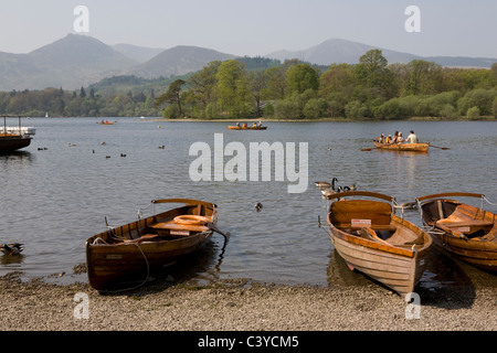 Familien Ruderboote auf Derwentwater in Keswick Landung. Keswick, Lake District, England Stockfoto