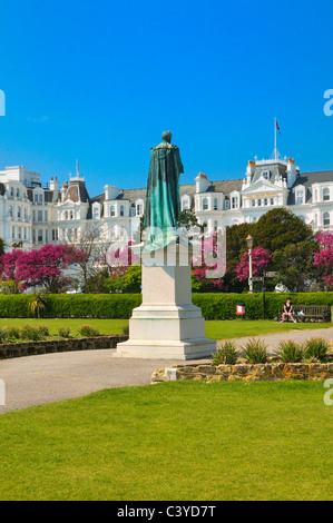 Statue des Herzogs von Devonshire auf dem westlichen Rasen mit Blick auf das Grand Hotel, Eastbourne, East Sussex, UK Stockfoto