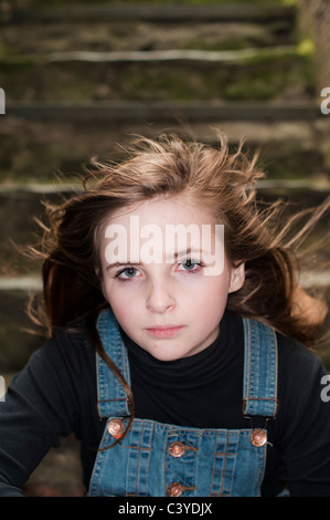 Windgepeitschten launisch 12-13 Jahre alten Mädchens, UK Stockfoto