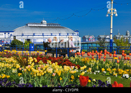 Eastbourne Strandpromenade und den berühmten Teppich-Gärten an einem schönen Frühling Tag, East Sussex, UK Stockfoto