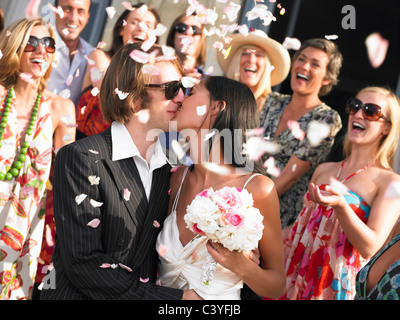 Frisch verheiratetes Paar küssen Stockfoto