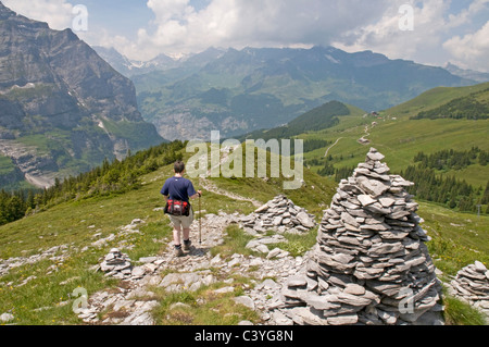 Der Schweizer Alpen gehen auf dem Weg nach unten führt, von der kleinen Scheidegg mit Murren über das Tal in die Ferne Stockfoto