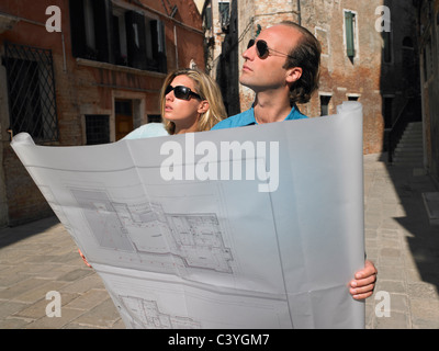 Paar auf der Suche auf Blaupausen Stockfoto