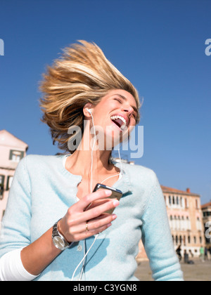 Frau Listenning MP3-Player, tanzen Stockfoto