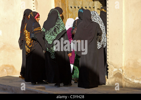 Omanische Frauen treten in Nizwa fort Stockfoto