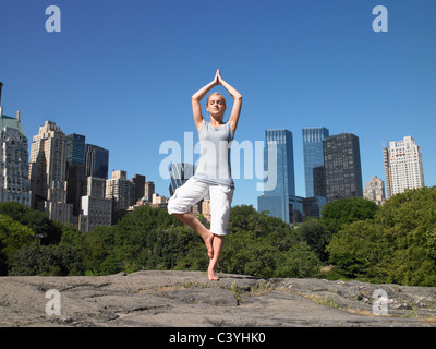 Frau beim Yoga im Central park Stockfoto
