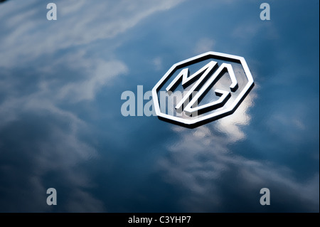 Die klassische MG Insignien auf der Boot / Kofferraum eine MG-Roadster mit der blauen Lackierung reflektieren den Himmel Stockfoto