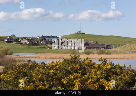 Niedrige Newton By the Sea an der Northumberland Küste mit Newton Pool Naturschutzgebiet im Vordergrund Stockfoto