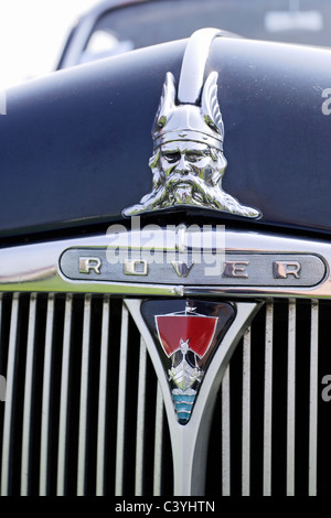 Motorhaube-Abzeichen auf eine klassische Rover Limousine Stockfoto