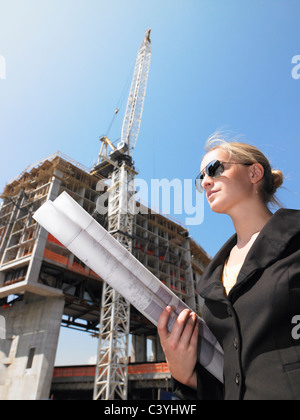 Architekt mit Blaupausen in der Straße Stockfoto
