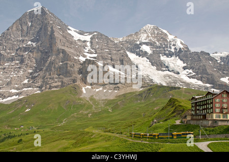 Blick auf die Nordwand des The Eiger und der Monch von Kleine Scheidegg Stockfoto