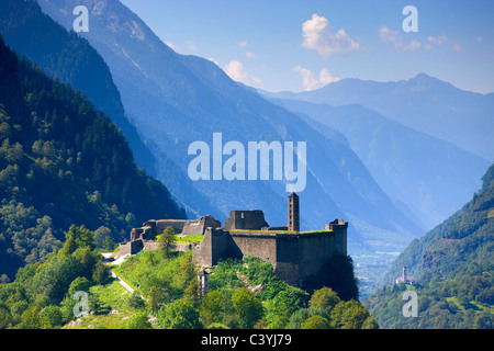 Mesocco, Schweiz, Kanton Graubünden, Graubünden, Misox, Tal, Holz, Wald, Schloss, Ruine Stockfoto