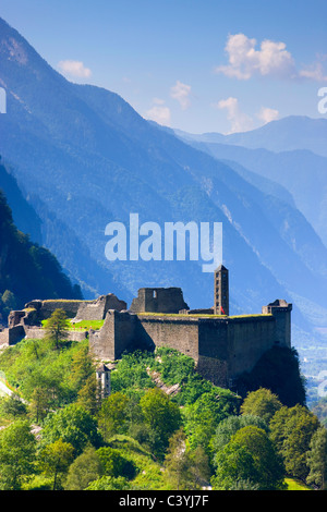 Mesocco, Schweiz, Kanton Graubünden, Graubünden, Misox, Tal, Holz, Wald, Schloss, Ruine Stockfoto