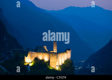 Mesocco, Schweiz, Kanton Graubünden, Graubünden, Misox, Tal, Holz, Wald, Schloss, Ruine, Dämmerung, Dämmerung, Beleuchtung, Investig Stockfoto