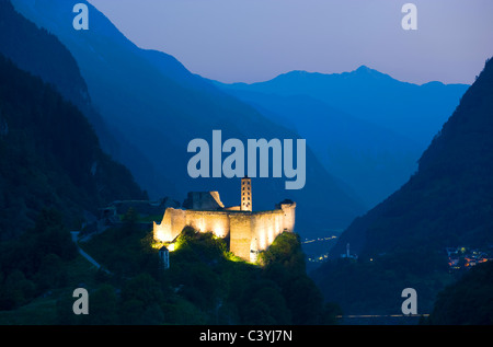 Mesocco, Schweiz, Kanton Graubünden, Graubünden, Misox, Tal, Holz, Wald, Schloss, Ruine, Dämmerung, Dämmerung, Beleuchtung, Investig Stockfoto