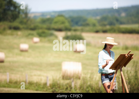 Frau malt ein Bild, im freien Stockfoto