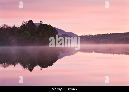 Sonnenaufgang über dem Derwent Water im englischen Lake District, Cumbria, England. Herbst (November) 2009. Stockfoto