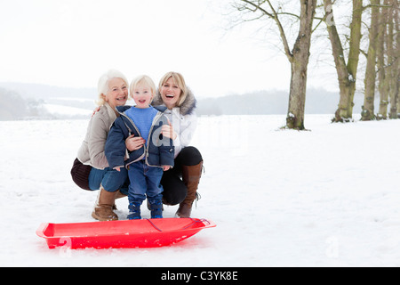 Ein Junge, seine Mama und Oma im Schnee Stockfoto