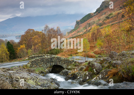 Barrow Beck fließt unterhalb der malerischen Ashness Brücke, Nationalpark Lake District, Cumbria, England. Herbst (November) 2009. Stockfoto