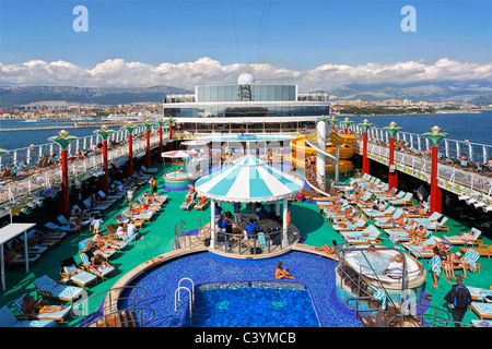 Europa, Kroatien, Split, NCL, Norwegian Cruise Line, Kreuzfahrt Schiff, Norwegian Gem, Segeln, Abfahrt, so dass Port, mittschiffs Stockfoto