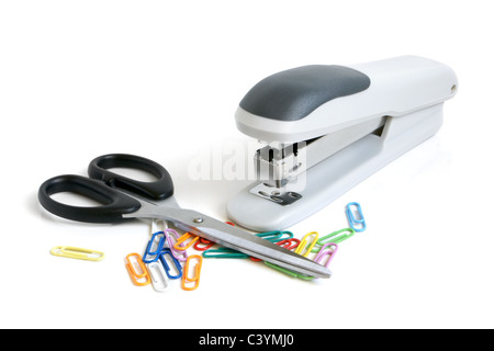 Schere, Tacker und bunte Büroklammern Stockfoto