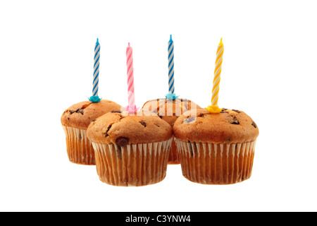 Vier chocolate Chip Muffins mit Kerzen auf einem weißen Hintergrund isoliert Stockfoto