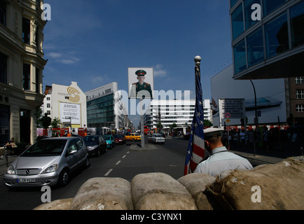 Schauspieler, die amerikanische Soldaten in der Friedrichstraße darstellen, bekannt als Checkpoint Charlie, der während des Kalten Krieges (1947–1991) der bekannteste Berliner Mauerübergang zwischen Ost- und West-Berlin war, wie von den Westalliierten im Kreuzberger Stadtteil Berlin benannt Stockfoto