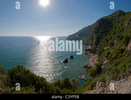 Mirtiotissa beach, Pelekas, Korfu, Europa, Griechenland, Landschaft, Wasser, Sommer, Berge, Meer, Menschen, Stockfoto