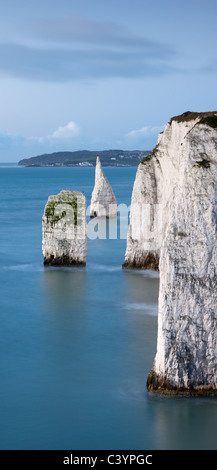 Parson es Scheune und den Zinnen aus Handfast Punkt, Jurassic Coast, Dorset, England. Winter (Februar) 2011. Stockfoto