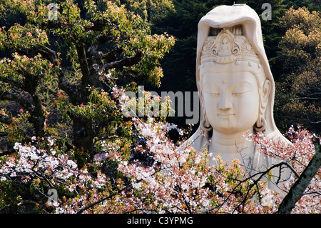 Die beeindruckende und hoch aufragenden Statue des Bodhisattva Avalokitesvara in Ryozen Kannon in Kyoto, Japan. Stockfoto