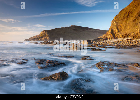 Flut überschwemmt die Felsvorsprüngen der Duckpool Strand an der Küste von North Cornish, Cornwall, England. Frühling 2011 (März). Stockfoto