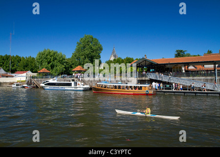 Vintage Mohogany Motorboot am Paraná-Delta im Tigre, Argentinien. Stockfoto