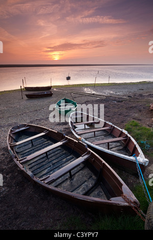 Boote bei Ebbe an der Küste der Flotte Lagune, Chesil Beach, Dorset, England. Frühling 2011 (März). Stockfoto