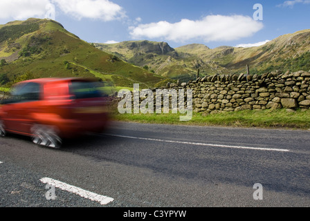 Rotes Auto, Straße A592 Lake District National Park, UK zu beschleunigen