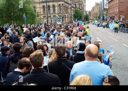 Menschenmengen füllen Princess Street in Manchester den Cabrio-Bus mit dem Team und Fa Cup warten Stockfoto