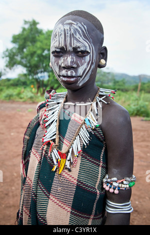 Mursi-Frau, Stammes-Leute in Shambel, Mago Nationalpark, Äthiopien, Afrika Stockfoto