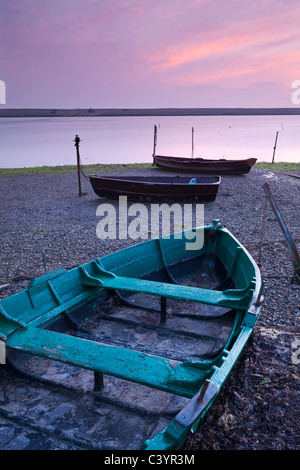 Boote bei Ebbe an der Küste der Flotte Lagune, Chesil Beach, Dorset, England. Frühling 2011 (März). Stockfoto