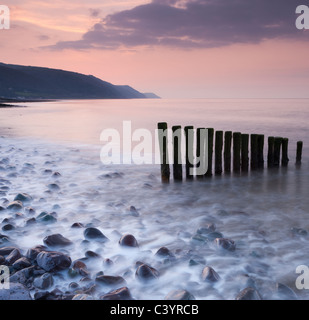 Hölzerne Buhnen am Bossington Strand bei Sonnenuntergang, Exmoor Nationalpark, Somerset, England. Frühling 2011 (März). Stockfoto